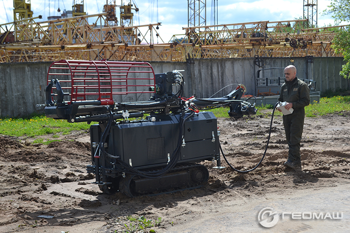 Малогабаритная самоходная буровая установка ББУ-001-001 (Геомаш)